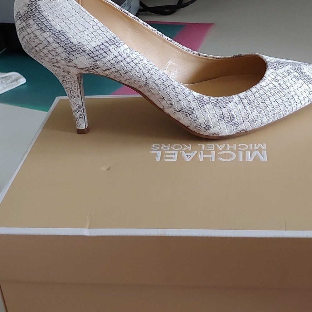 Shoes size 9M